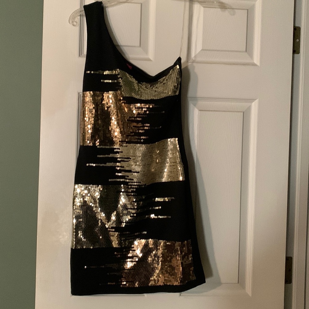 Black and gold sequins dress
